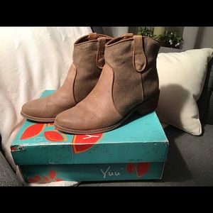 Yuu Leather and Textile Ankle Boots